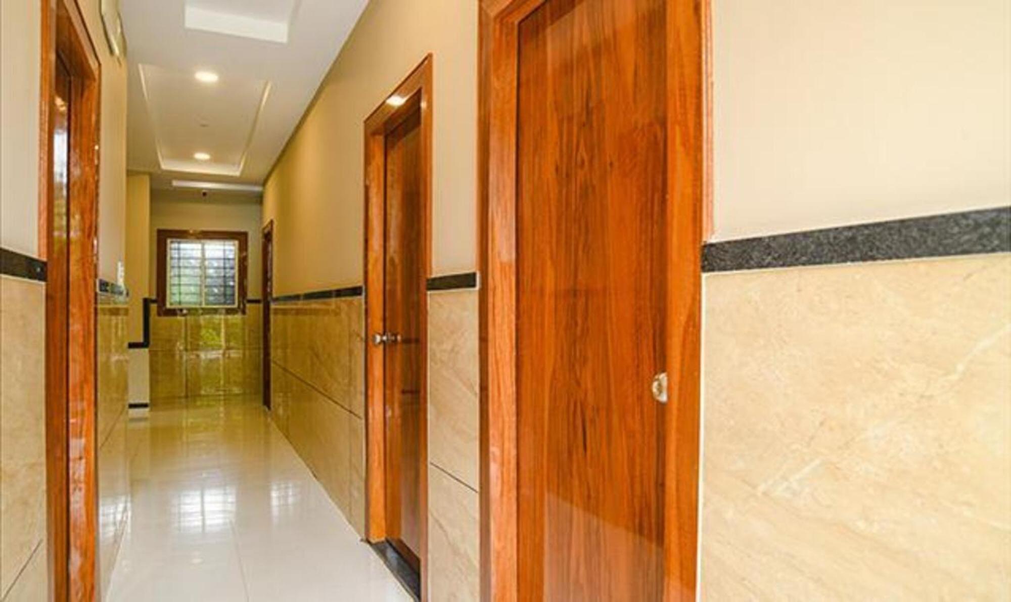 Fabhotel Royal Palace