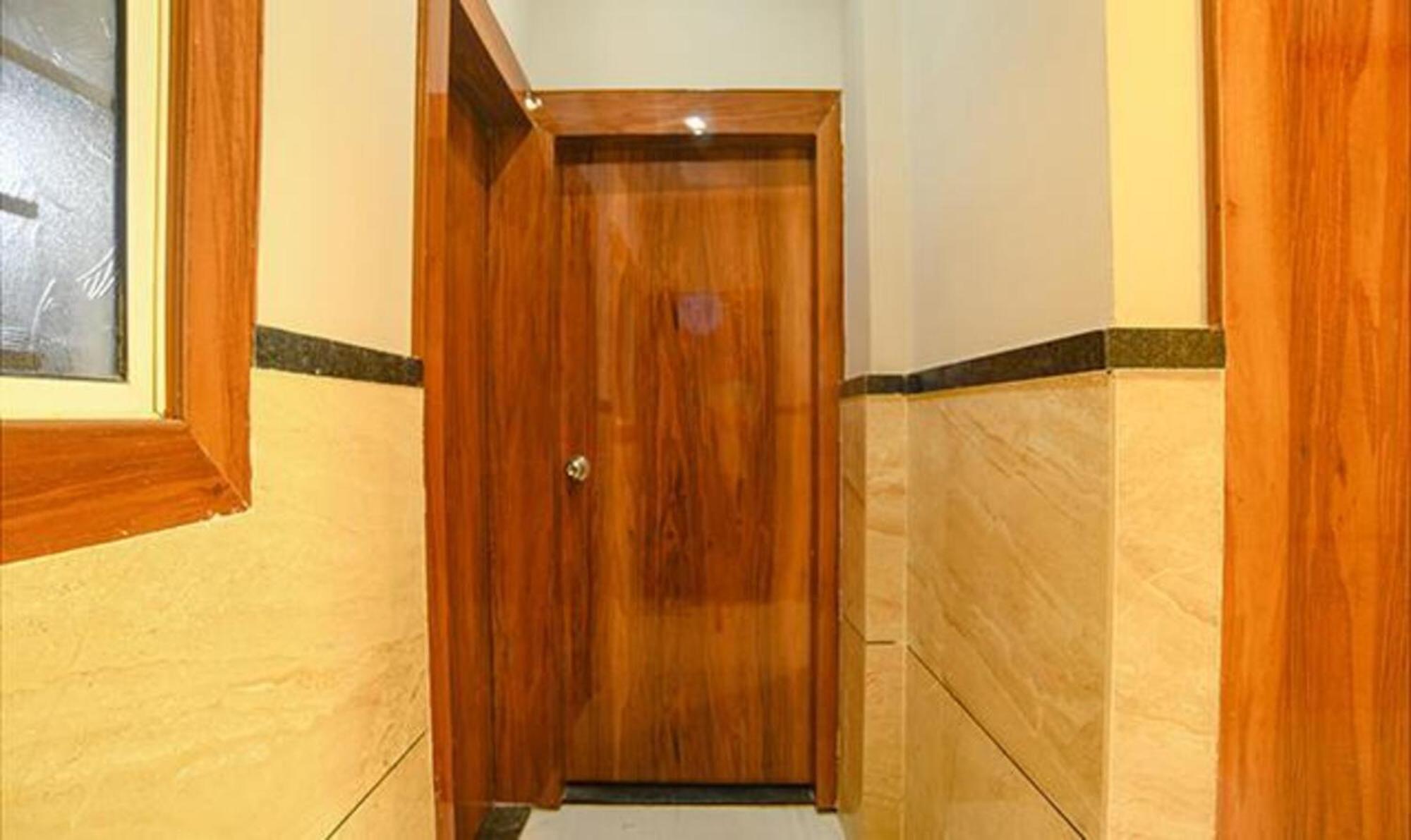 Hotel Fabhotel Royal Palace