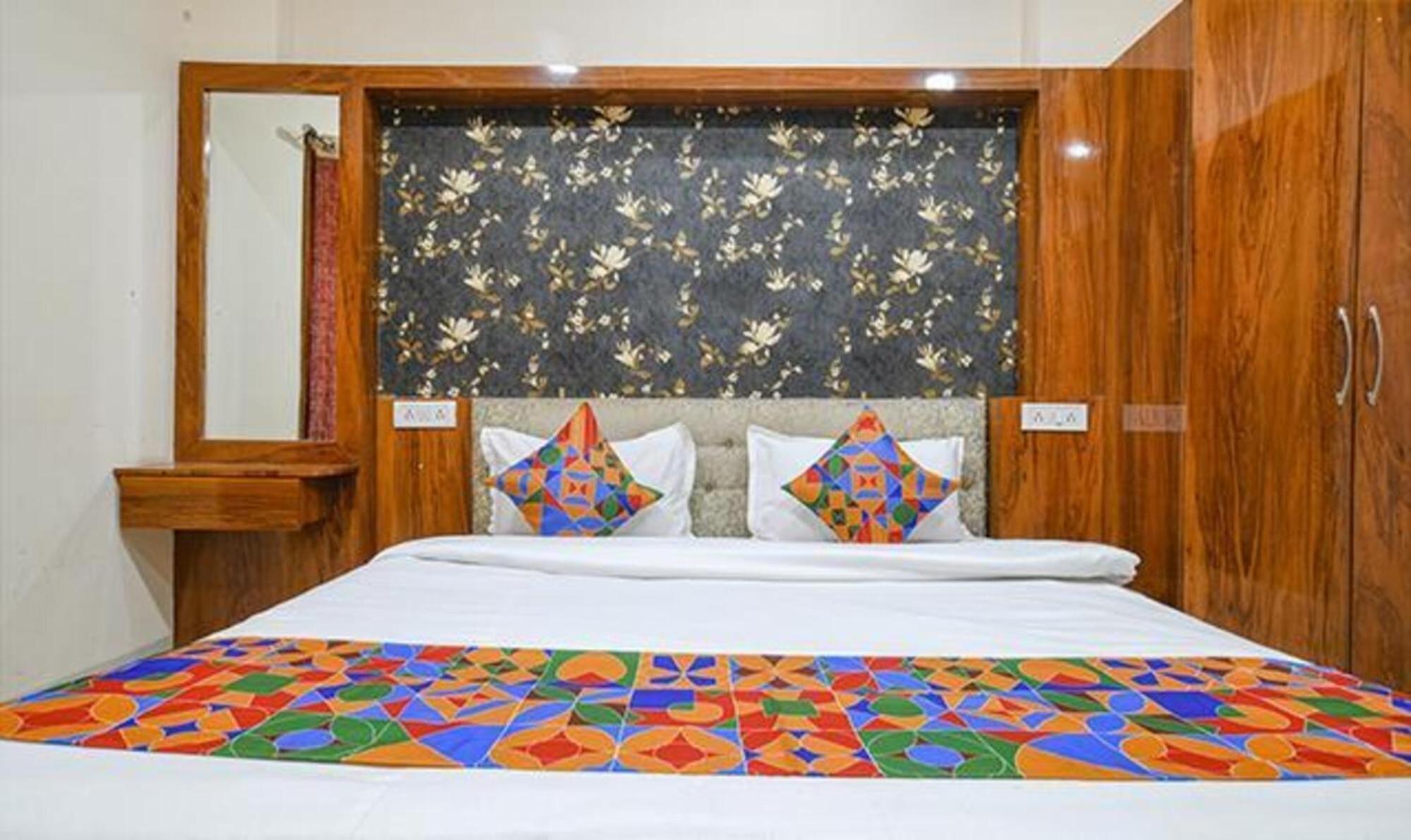 Fabhotel Royal Palace