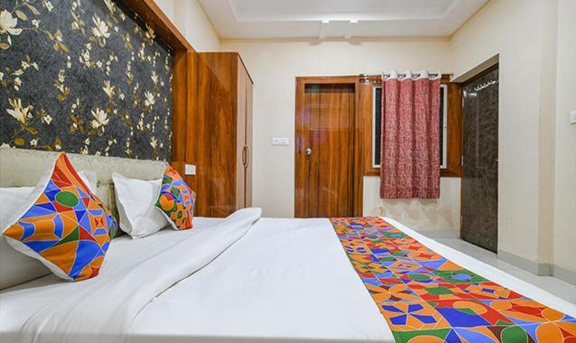 Fabhotel Royal Palace